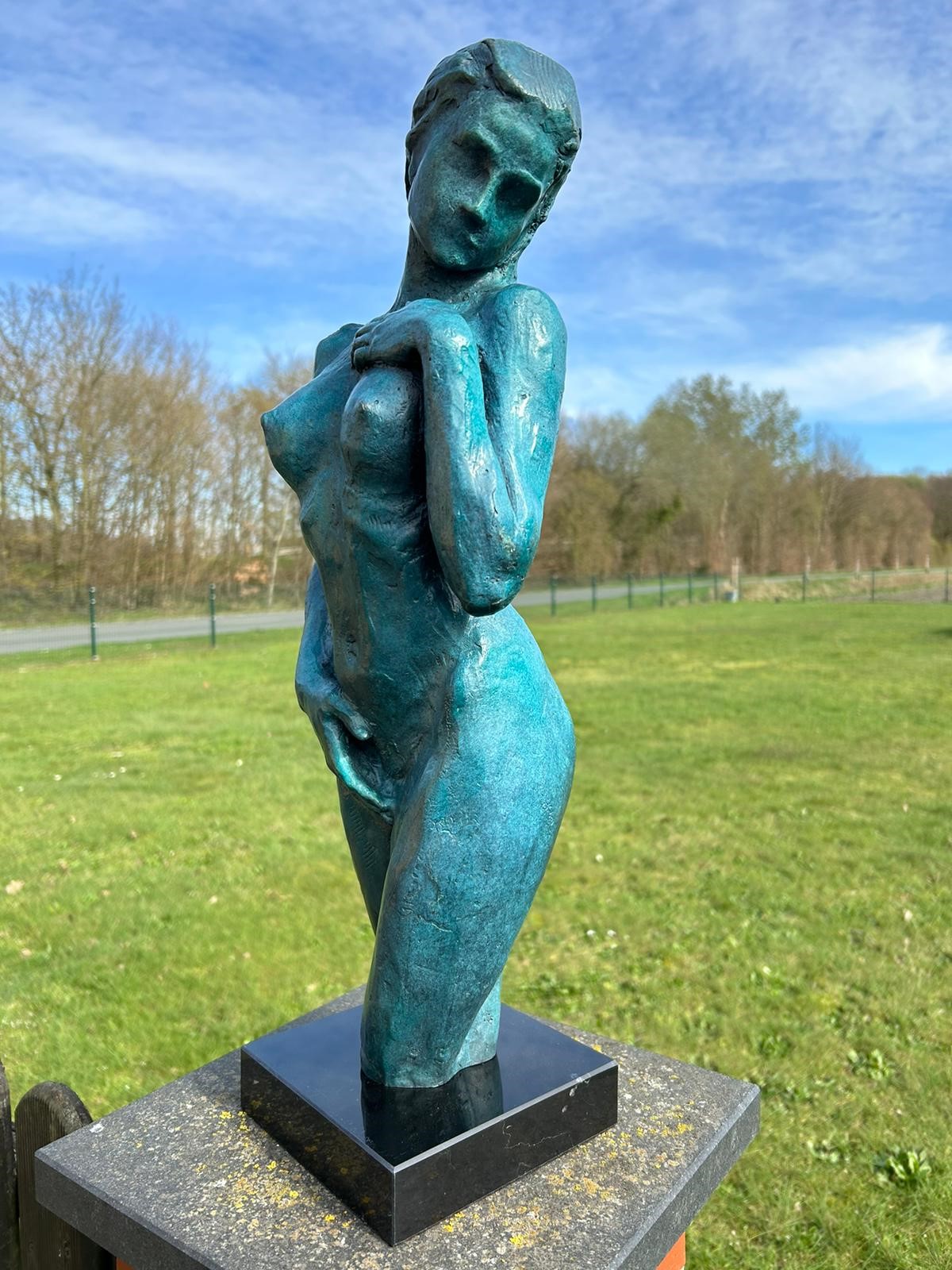 Elegant blauw bronzen beeld van een naakte vrouw op marmeren voet