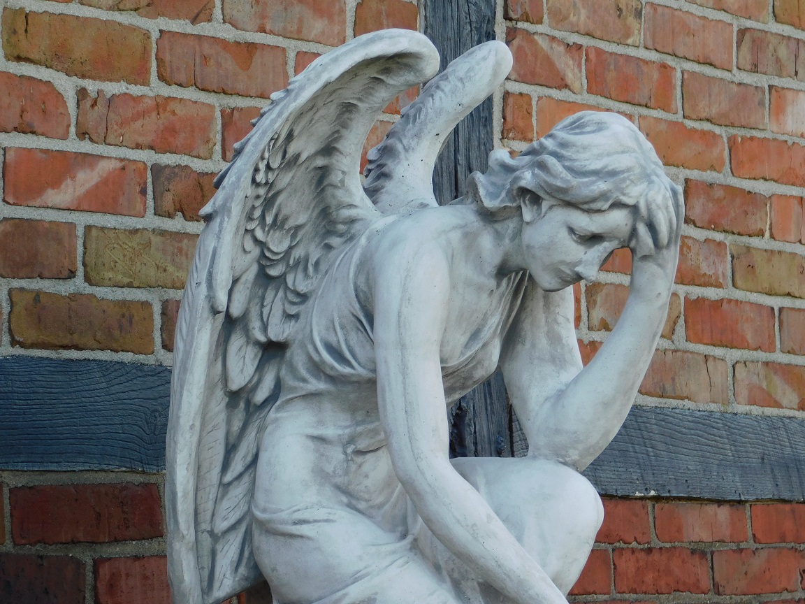 Statue Kneeling Angel with Wreath - 80 cm - Stone