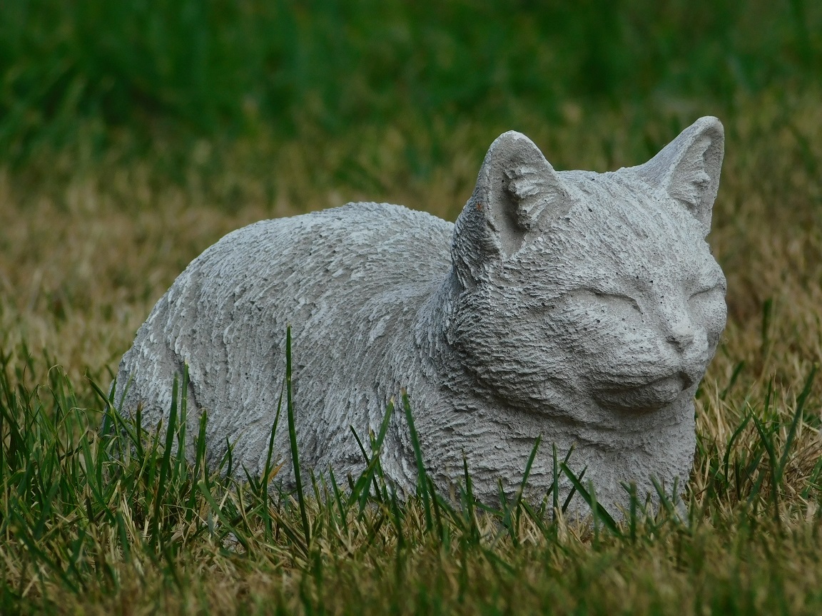 Statue einer liegenden Katze - ganz aus Stein - Gartenstatue
