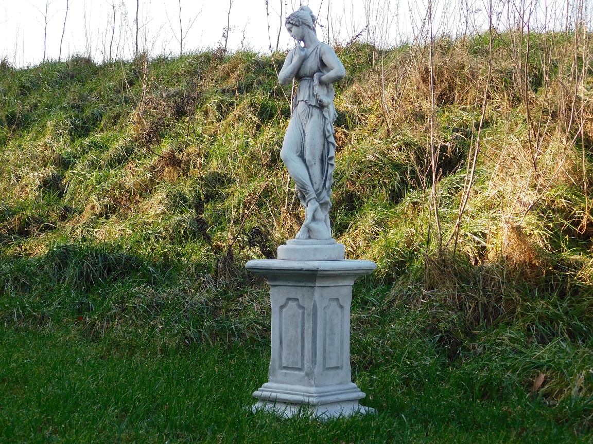 Statue Frau auf Sockel - 105 cm - Massivstein