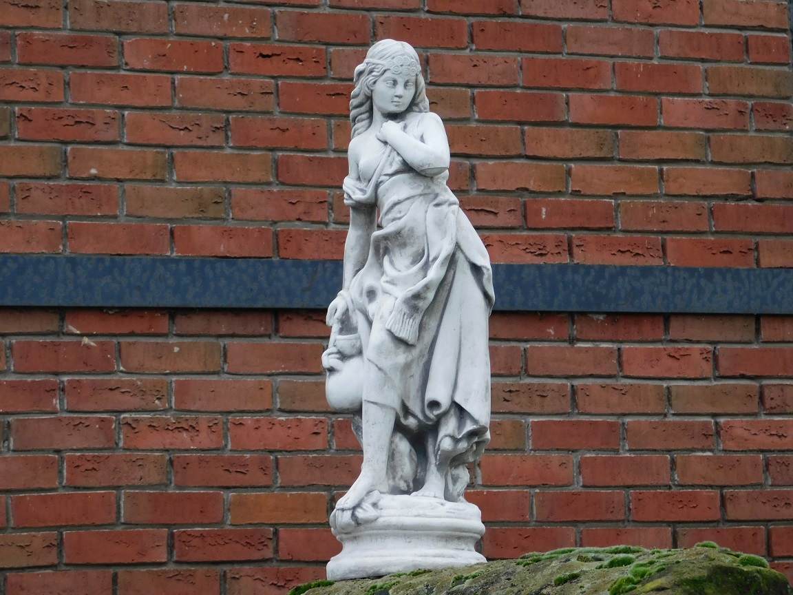 Statue Frau mit Krug - 68 cm - Massivstein