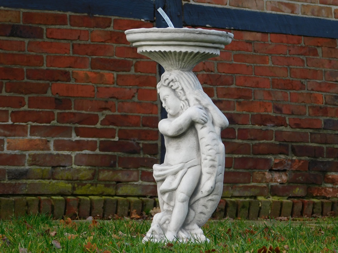 Statue - Wasserspeier - Frau mit Fisch - Stein