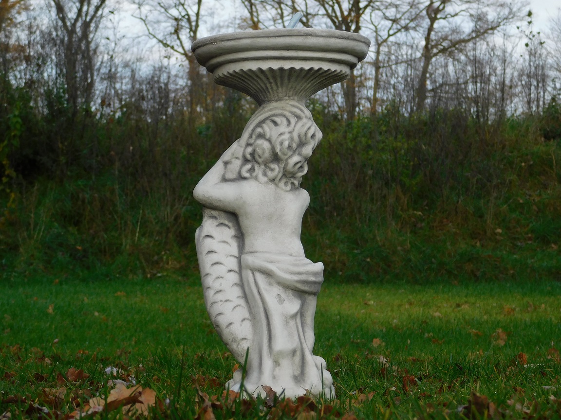 Statue - Wasserspeier - Frau mit Fisch - Stein