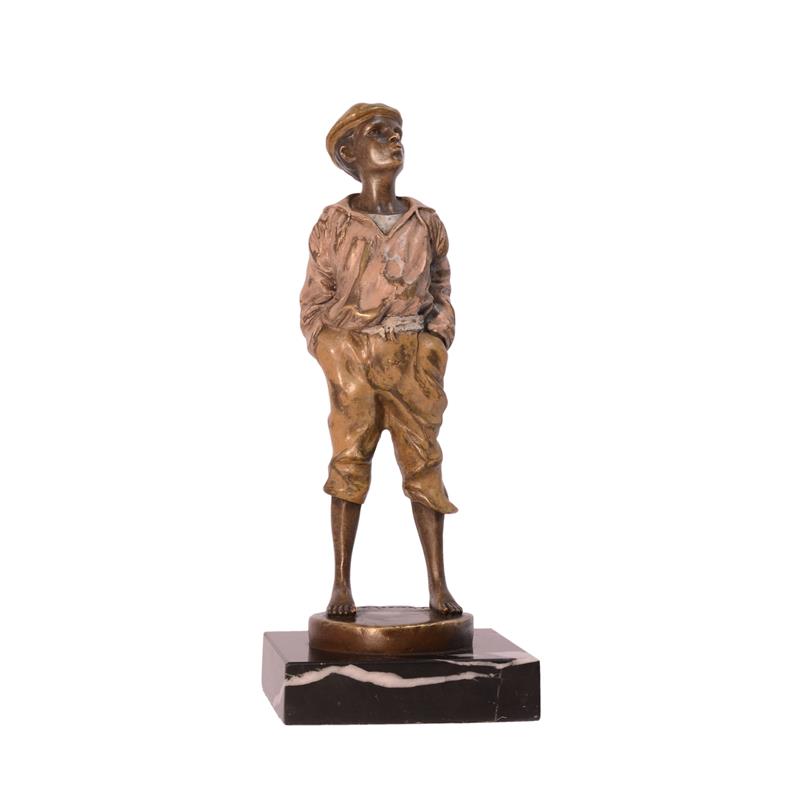 Een bronzen beeld/sculptuur van een fluitende jongen