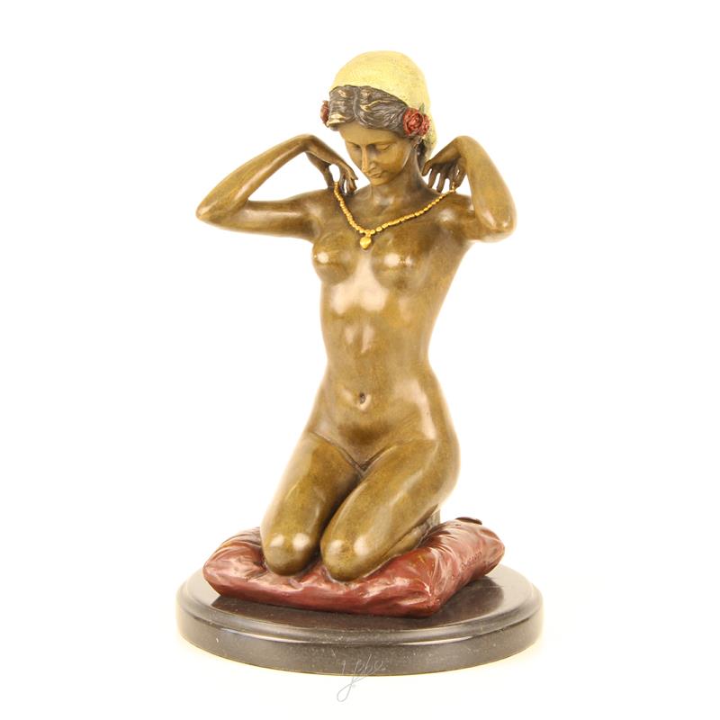 Een bronzen beeld/sculptuur van een meisje met een ''nieuwe'' ketting