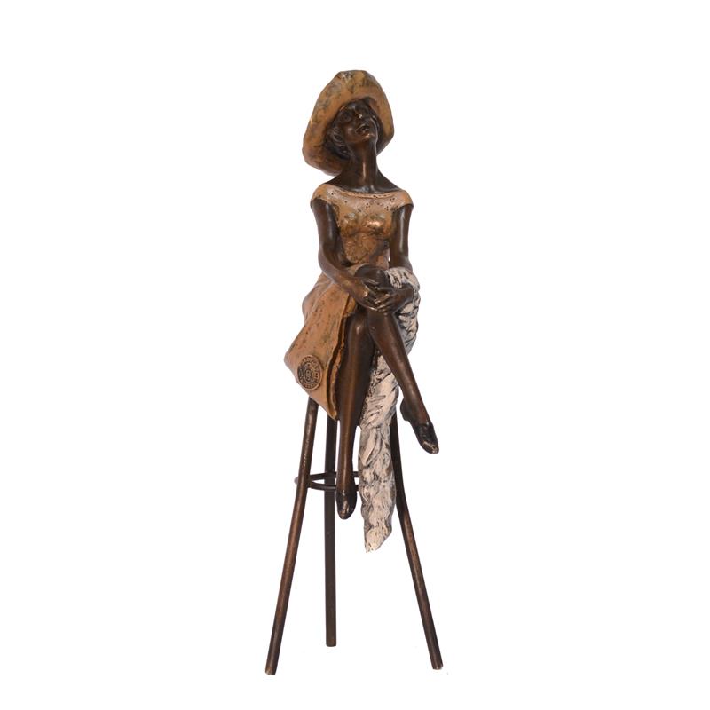 Een bronzen beeld/sculptuur van een vrouw, zittend op een kruk