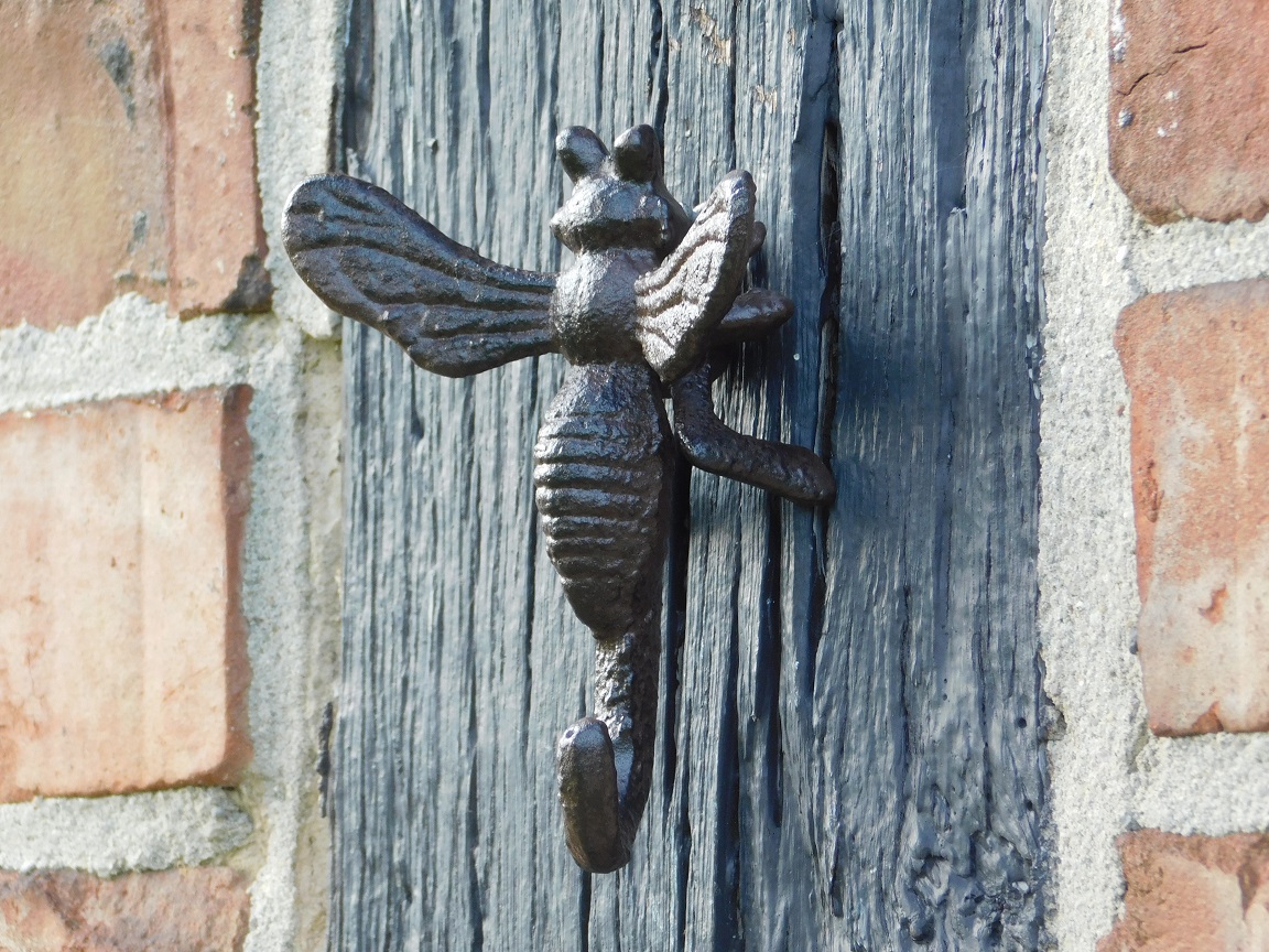 Bee as wall hook or wall decoration - Cast iron - Dark brown