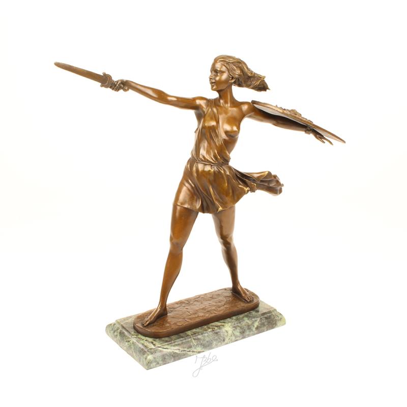 Een bronzen beeld/sculptuur van een strijdster