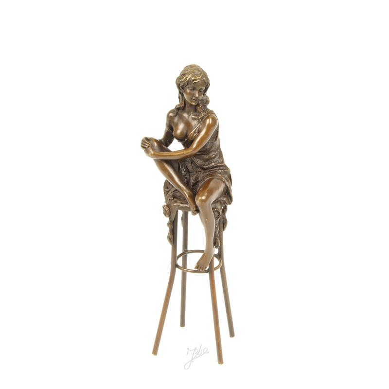 Een bronzen beeld/sculptuur van een dame op barkruk (11)