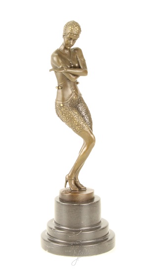 Eine Bronzeskulptur einer schüchternen Tänzerin