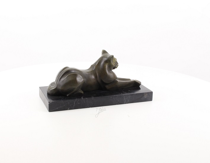 Een bronzen beeld/sculptuur van een liggende kat, modernistische stijl