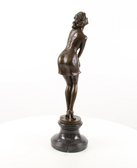 Een bronzen beeld/sculptuur van een peinzende vrouw