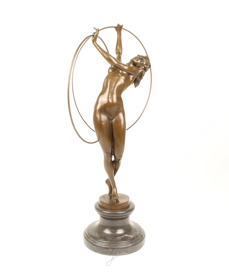 Een bronzen beeld/sculptuur van een naakte hoelahoep danseres