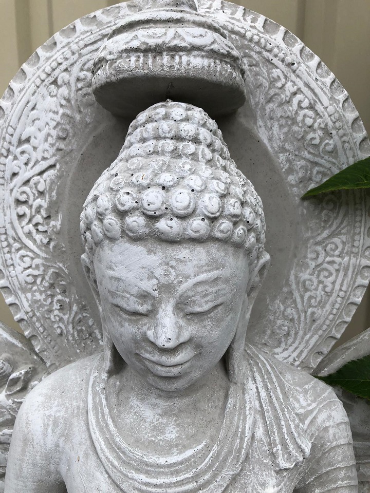 Boeddha op troon white wash, vol steen.
