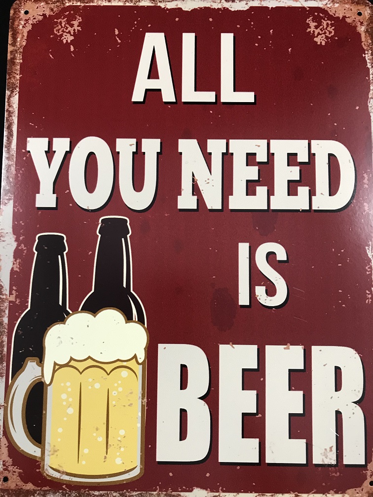 Bordje met de tekst: ''ALL YOU NEED IS BEER'', mooie sign!