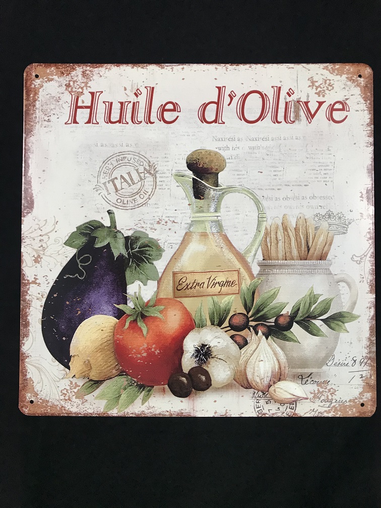 Metalen bordje met groentes en de tekst: ''HUILE D'OLIVE''