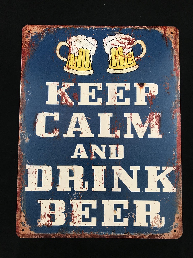 Bordje met de tekst: ''KEEP CALM AND DRINK BEER'', mooie sign!