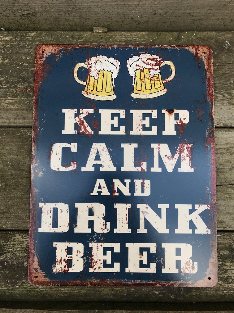 Bordje met de tekst: ''KEEP CALM AND DRINK BEER'', mooie sign!