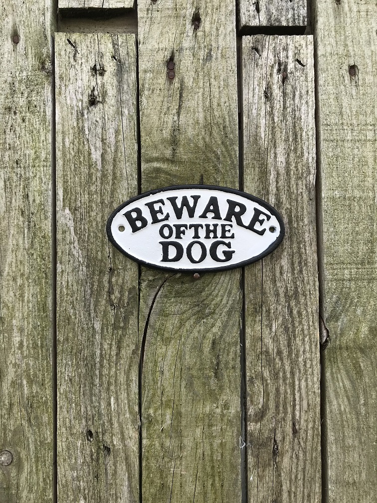 Een gietijzeren bordje met hierop de tekst: ''BEWARE OF THE DOG'', mooie vette letters!
