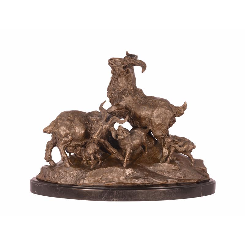 Een bronzen beeld/sculptuur van een familie geiten
