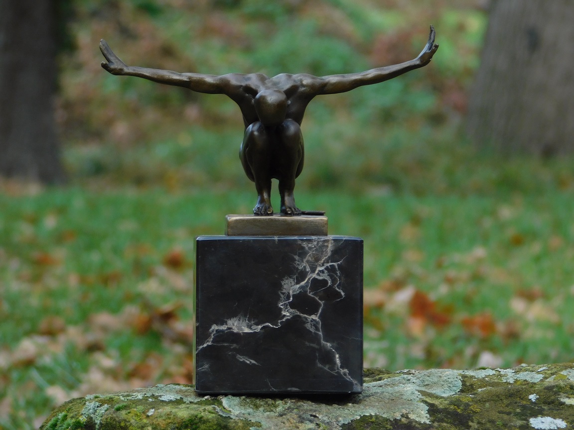 Bronzestatue - Olympischer Mann - mit Marmorsockel