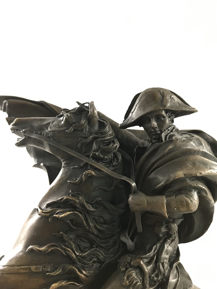 Een bronzen beeld van Napoleon op paard
