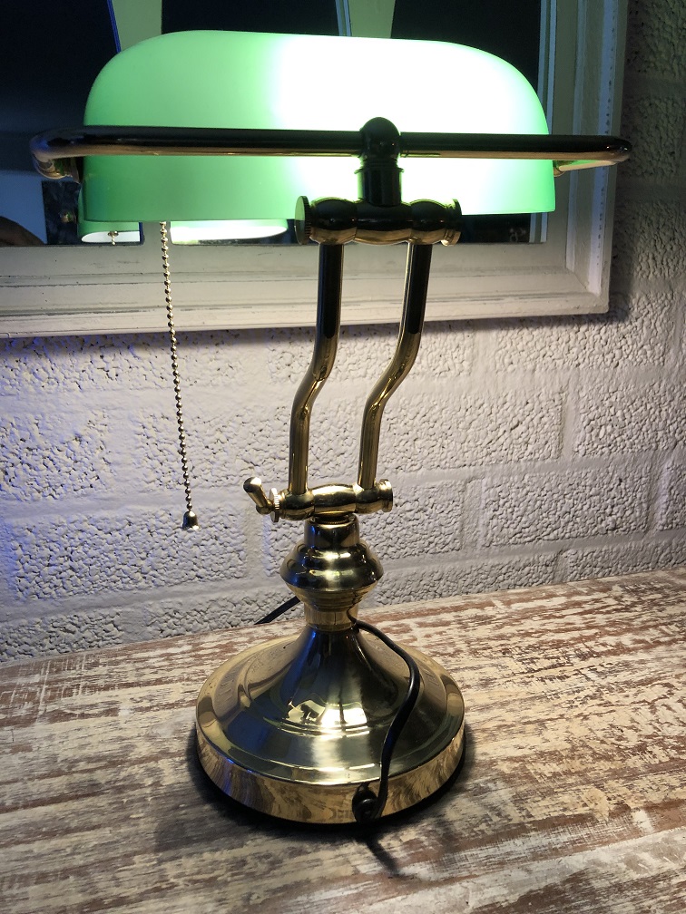 Een prachtige messing-groen glazen banking desk buro lamp