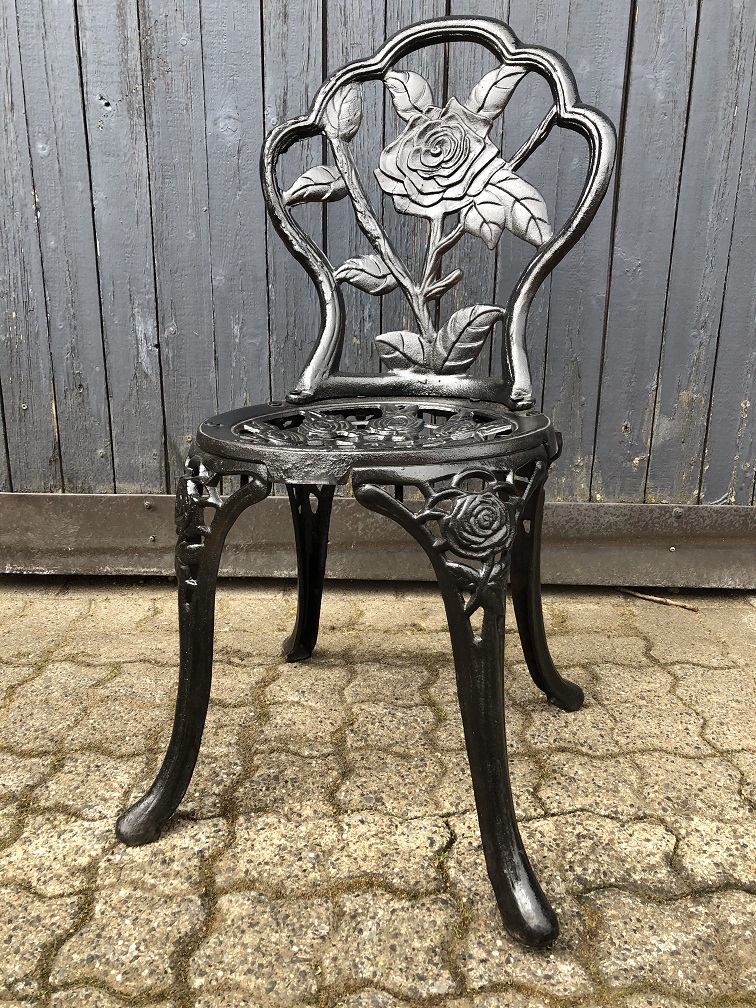 Schwerer dekorativer Stuhl aus Gusseisen in der Farbe Schwarz.
