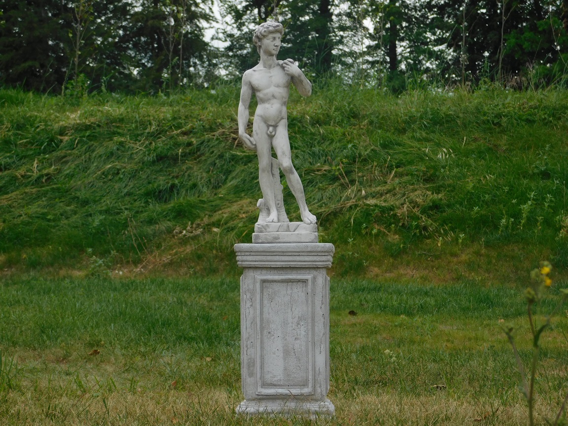 Statue David auf Sockel | 105 cm hoch | Stein | Weiß und Grautöne