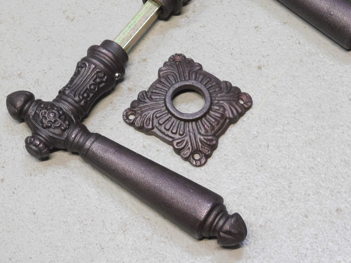 Set of door handles - including rosettes - iron - red/brown rusted