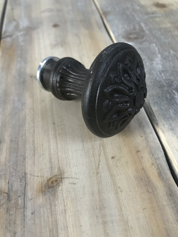 1 deurknop Ponto, van antieke ijzeren, incl. bout, 8 x 10 cm, vast staand.