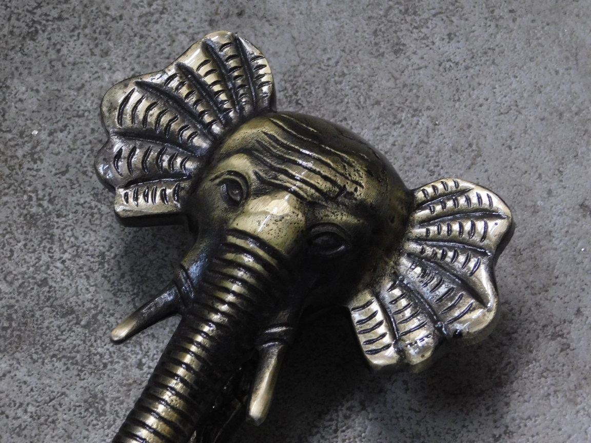 Door knocker elephant - patinated brass 