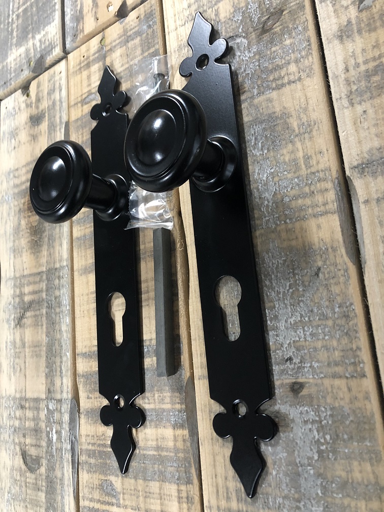 Türbeschlagset für die Haustür, schönes Schmiedeeisen, schwarz, bestehend aus 2 Türknöpfen und 2 langen Türschildern, PZ 92!