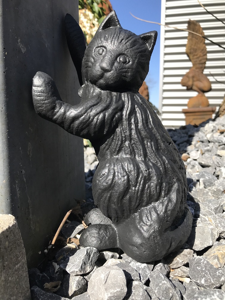 Zwarte kat sculptuur