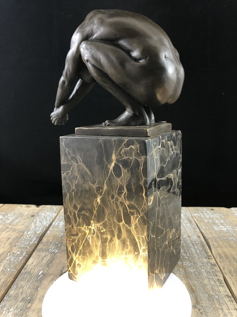 Een bronzen beeld/sculptuur van een duikende man, ''THE DIVE''