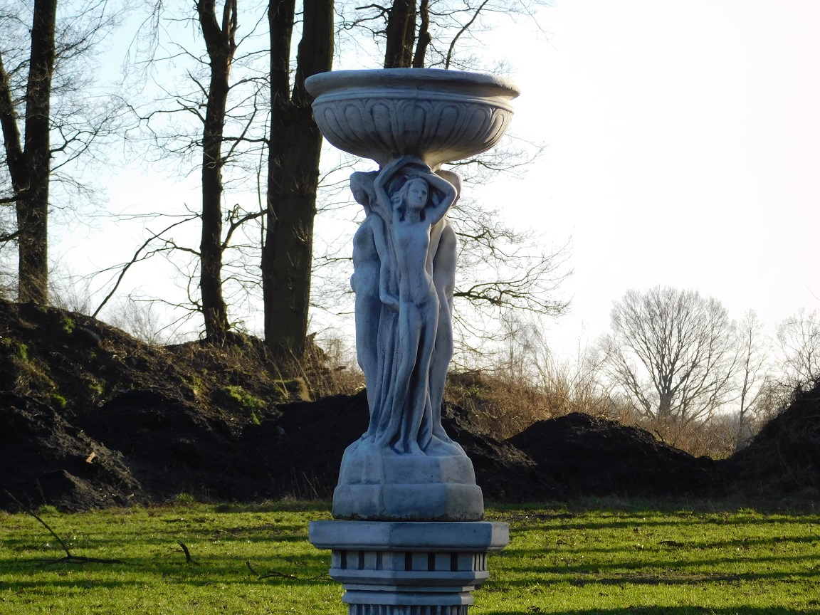 Statue mit drei Frauen und Schale auf Sockel - 130 cm - Vollstein