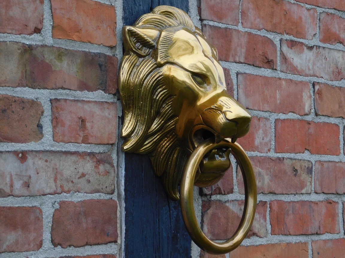 Door knocker lion - alu - gold coloured