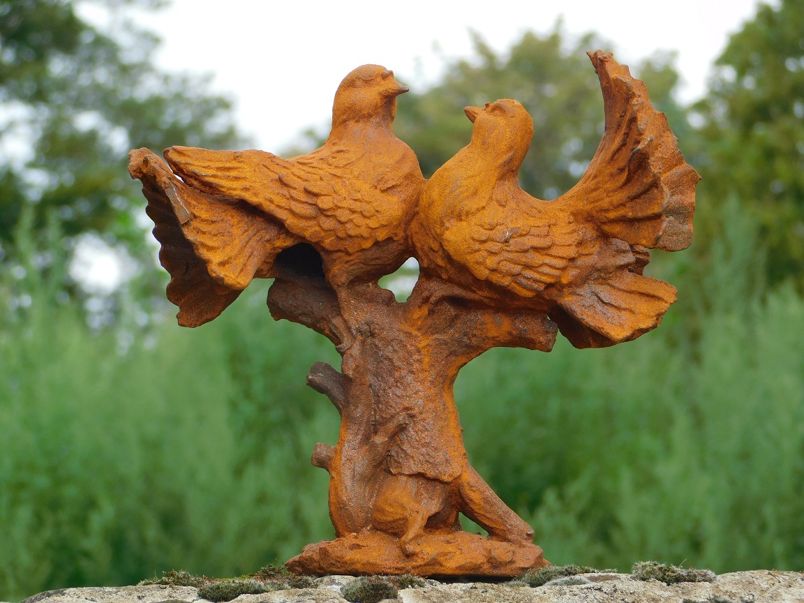 Pigeon couple on Tree Trunk - Cast iron - Oxide