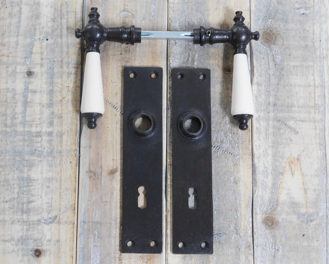 Set deurbeslag - antiek ijzer - met porseleinen grepen - voor kamerdeuren