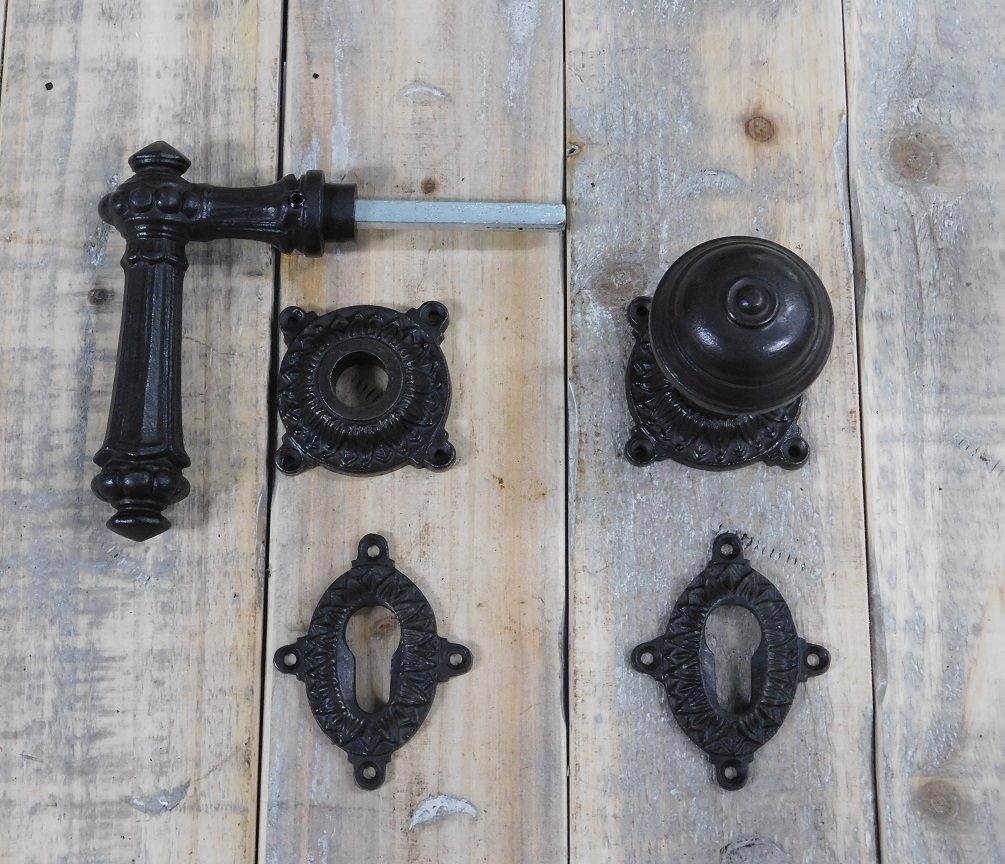 1 deurknop Belli met knoprozet (vast staand) + deurklink met klinkrozet + 2 slotrozetten -Antieke ijzer