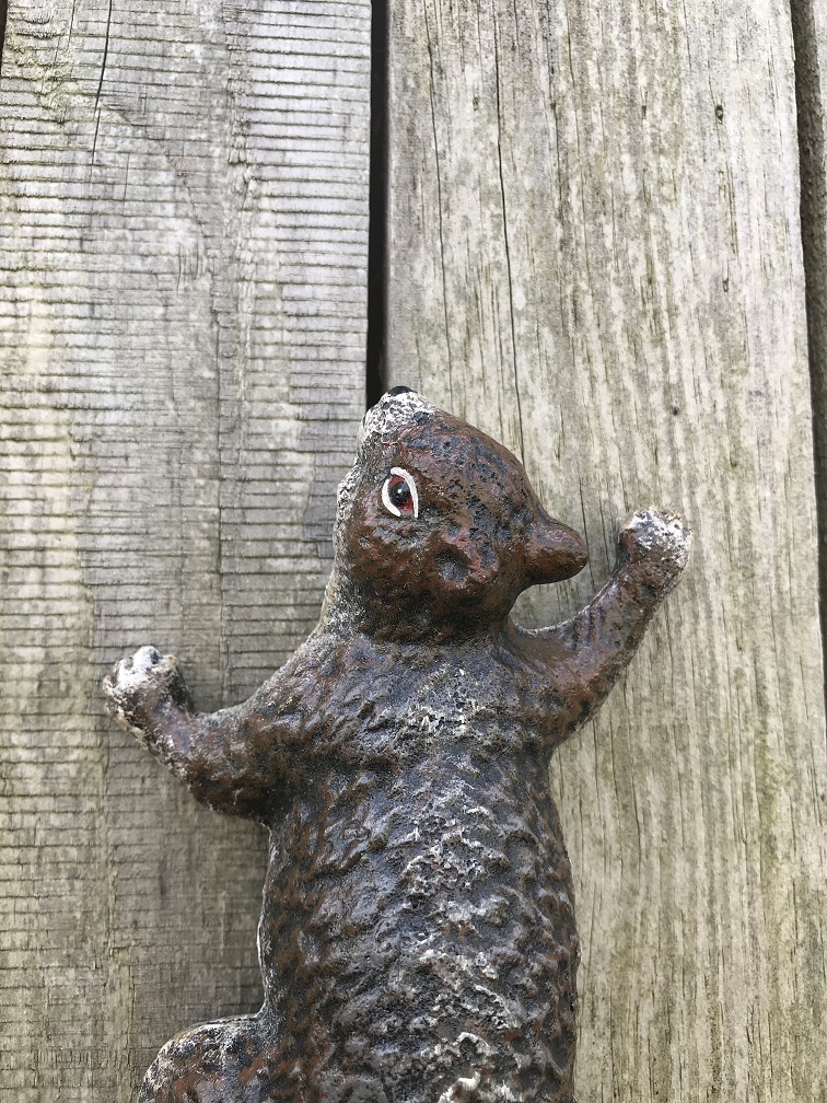 Een klimmende eekhoorn, gemaakt van gietijzer, wanddecoratie