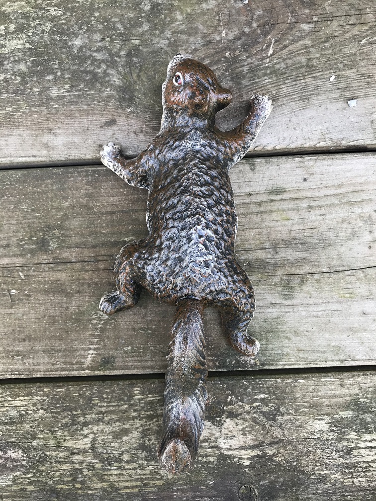 Een klimmende eekhoorn, gemaakt van gietijzer, wanddecoratie