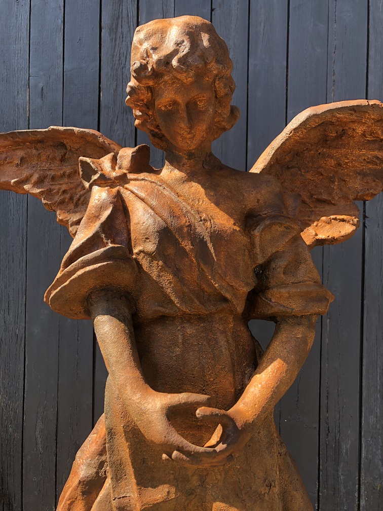 Groot beeld van een engel, met mooie lichaamstaal, gietijzeren en exclusieve engel