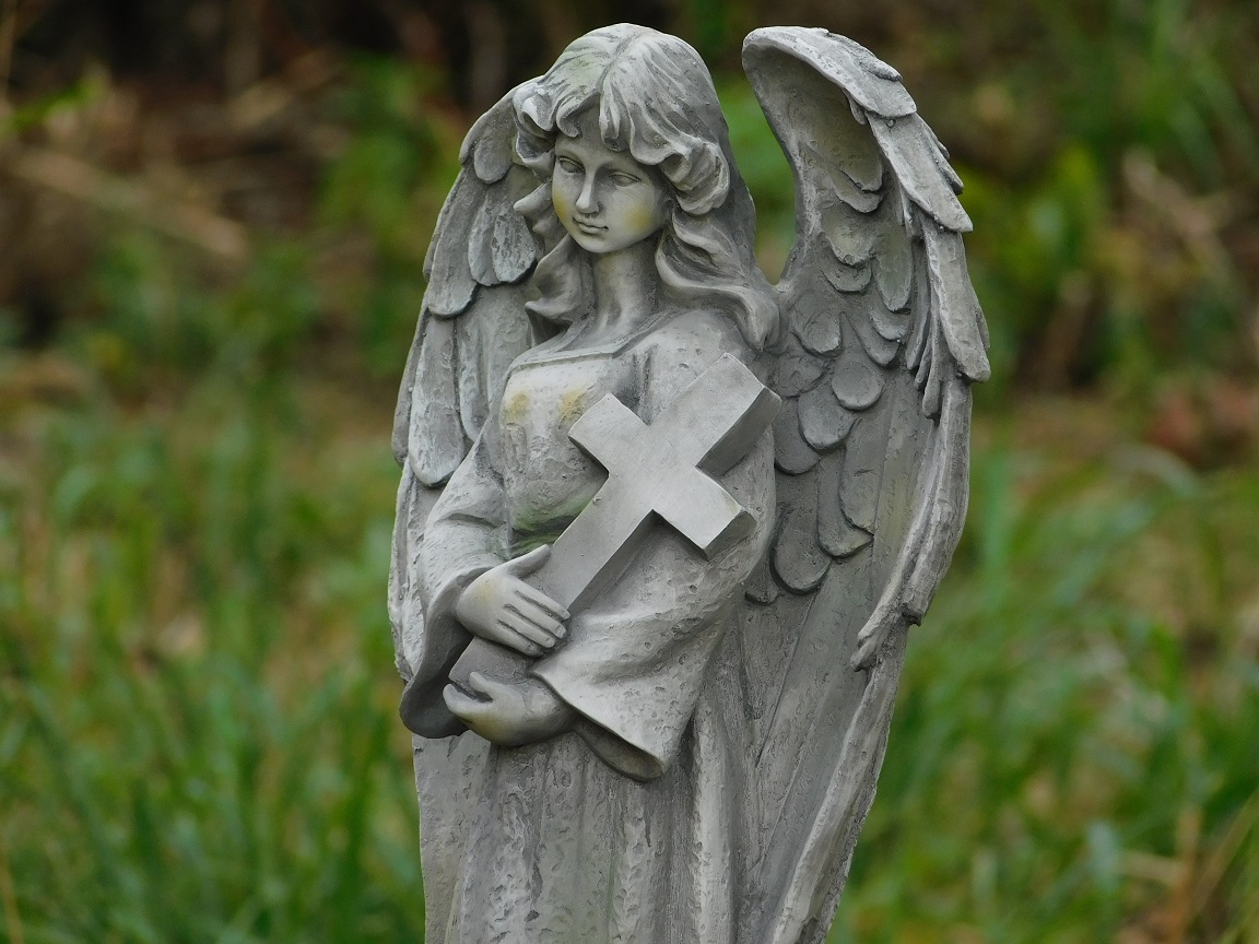 Stehender Engel mit Kreuz - Polystone