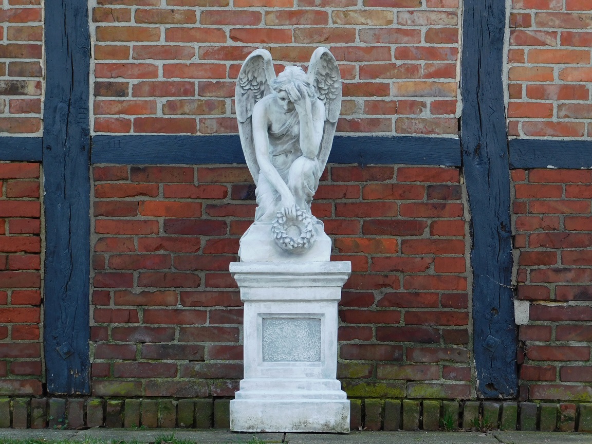Beeld Knielende Engel met Krans op Sokkel - 140 cm - Volledig Steen