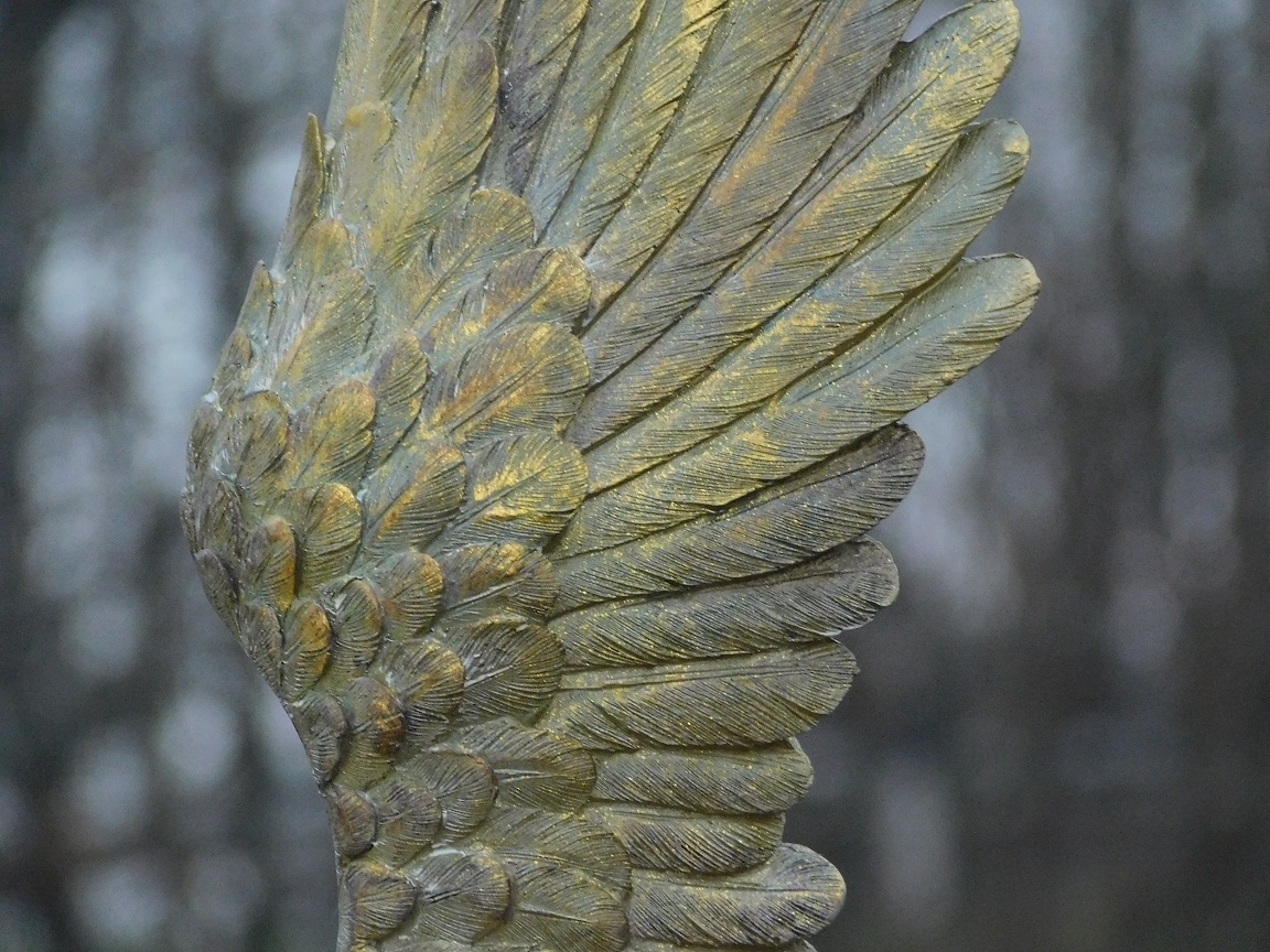 Set of two standing wings - polystone with wooden base