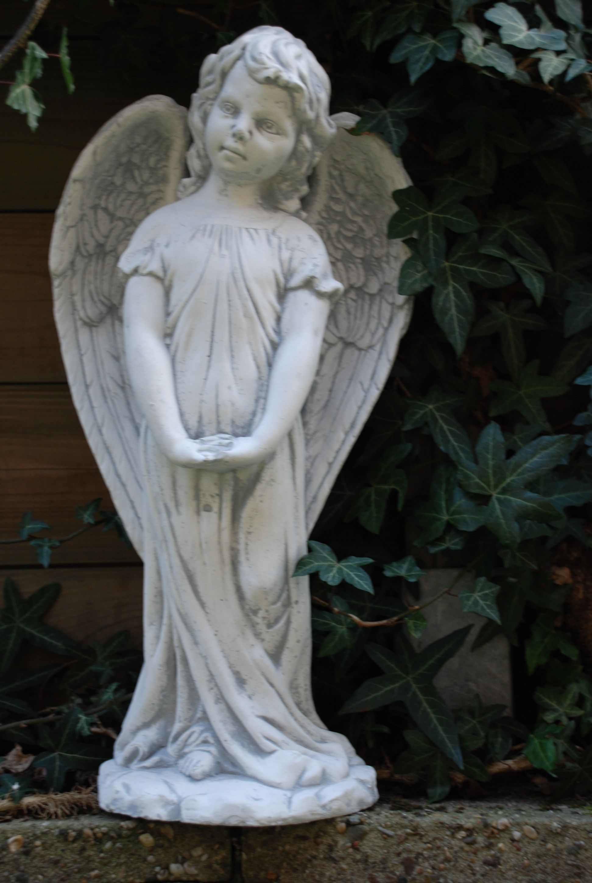 Prachtig staand engelbeeld, vol steen, super in detail !!
