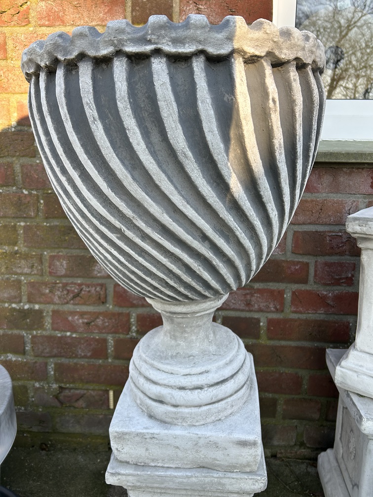 Gartenvase - Blumentopf mit ornamentalem Motiv - Groß - Stein