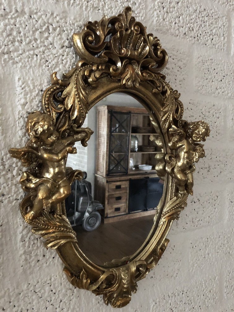 Prachtige spiegel met engelen tafereel, goud kleur.