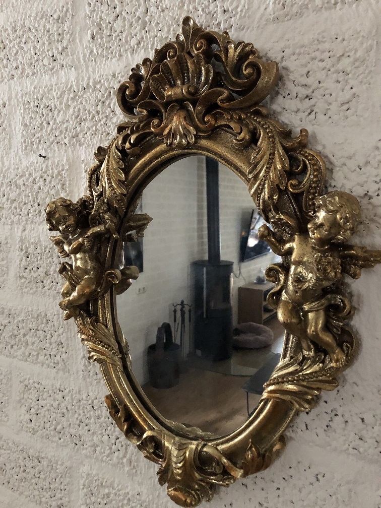 Prachtige spiegel met engelen tafereel, goud kleur.